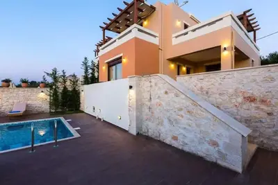 Villa privée de luxe avec piscine privée, jardin, ordinateurs portables et location de vélos gratuite