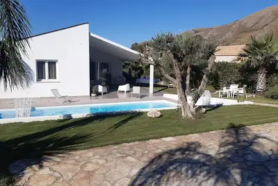 Image de vue sur le jardin New Villa Eucalyptus