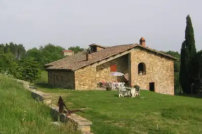 Image de Tout en pierre, entouré par la nature, idéal pour les familles et les groupes d'amis.