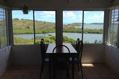 Image de Breezy Hillside House avec Accès Piscine