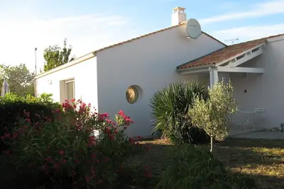 Image de Villa contemporaine, 5 minutes Ă pied du village, 4. 5km de la mer.