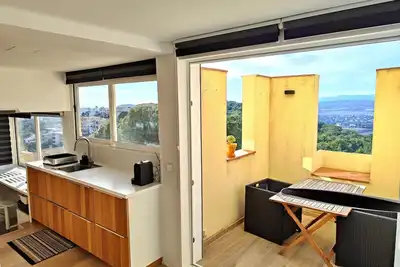 Image de Appartement rénové lumineux avec vues sur les vignobles, mer et piscine