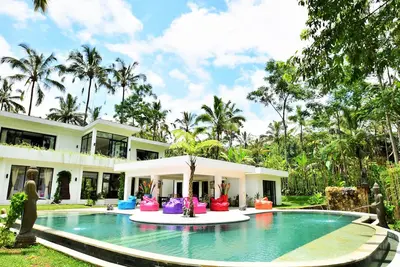 Image de Superbe villa de luxe située dans un havre de paix de verdure