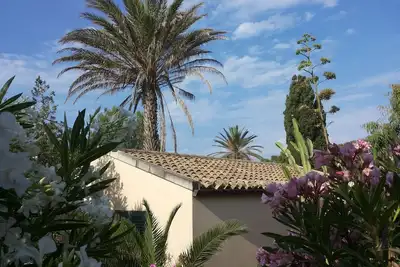 Image de Joli bungalow directement sur la plage de sable et dans le centre