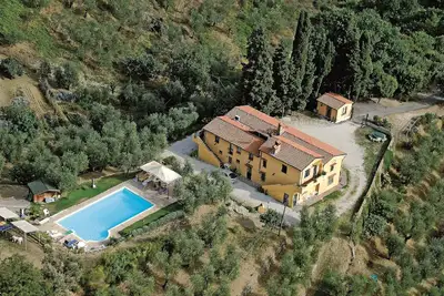 Image de Happy Company 6 personnes dans une ferme avec une piscine ultra-panoramique spectaculaire