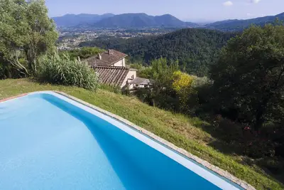 Calme, panoramas et intimité à quelques minutes des murs de Lucques; a / c et piscine