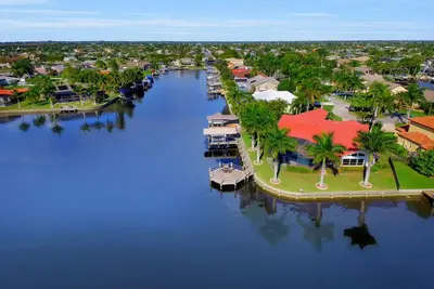 Image de Villa Bellisima avec piscine chauffée et spa sur un large canal