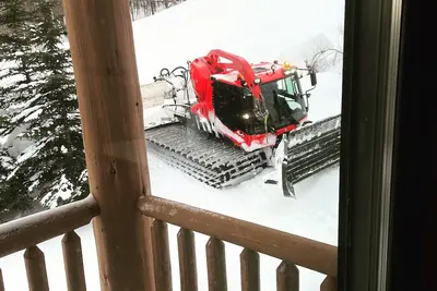 Image de Luxueux Slopeside Tree Top Mid-Mountain Home avec vue et bain à remous extérieur