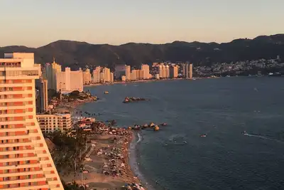 Image de Condo de luxe dans High Rise étapes complexes à la plage