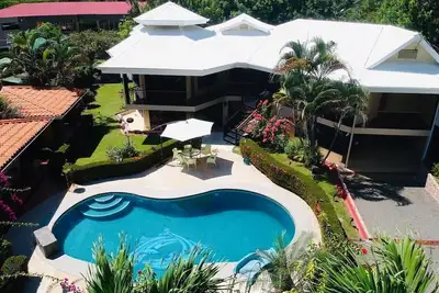 Image de Rez-de-chaussée d'une belle maison neuve avec piscine! Disponible par jour (s) semaine ou mois