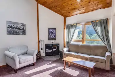 Image de Trail Creek 5 est un mignon, condo confortable dans un complexe merveilleux. Navette à la montagne et skier pour le déjeuner et à la fin de la journée. Évacuez ces maux et douleurs dans le bain à remous du centre sportif. Trail Creek est situé au ce. . .
