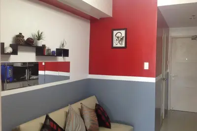 Image de 1 chambre avec balcon, condo entièrement meublé, à distance de marche du centre commercial Mall of Asia