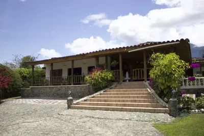 Image de Villa avec piscine et vue sur le lac