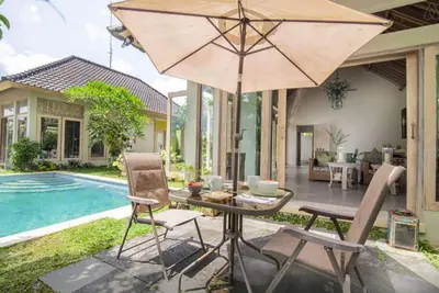 Image de Villa Suite: une chambre privée avec un lit queen - Ac WiFi Pool - Cuisine partagée