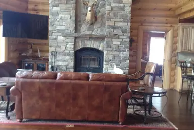 Image de Log Cabin Living et College World Series (Cws)