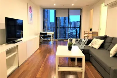 Image de Emplacement de la route de la ville incroyable - proche de tout!