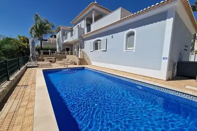 Image de Belle maison de 4 chambres avec piscine dans \"The Village\" près de Vale do Lobo