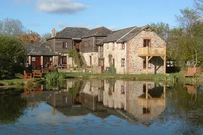Image de Luxury Lakeside Cottages dormir 19+ avec pêche, bains à remous et laissez-passer du club de santé