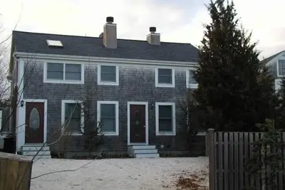 Image de Cottage calme, à 2 pâtés de maisons du centre-ville