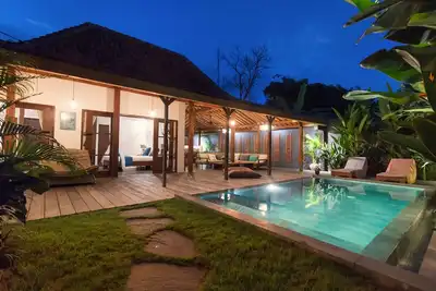 Image de Nouvelle villa en bois Joglo à Canggu