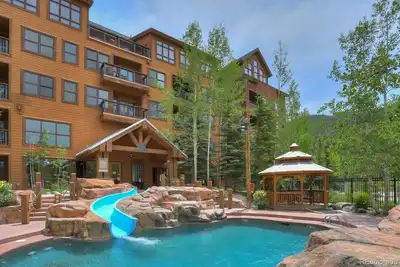 Image de 3 chambres à coucher dans River Run Village. Marcher aux remontées mécaniques. Les enfants skient gratuitement.
