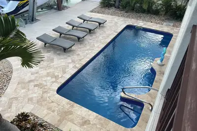 Image de 2600 sq ft Maison individuelle avec 3 lits / 2. 5 salles de bain / piscine / Jacuzzi et Dockage