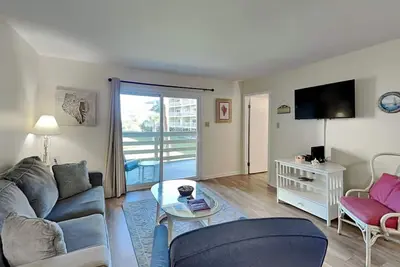 Image de Vues sur l'eau - Piscines - Courts de tennis