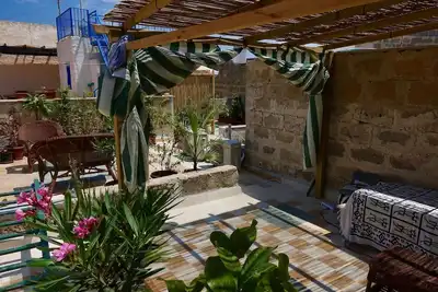 Image de \"Nid d'aigle\" près de la plage, dans l'ancien village de l'île de Favignana