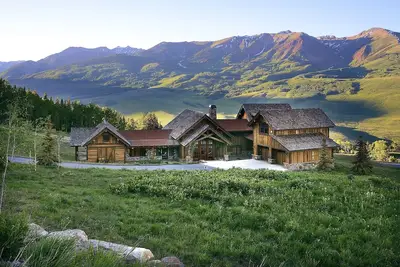 Image de Ski-in / Ski-Out Luxury Home! Jacuzzi! Sauna! Vues, ​​Vues, ​​Vues! !
