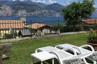 Image de Appartement mansardé de deux pièces à Casa Mary avec vue sur le lac et le jardin