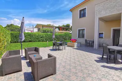 Image de Villa Residence Mariù, situé dans un quartier calme, caractéristique, à 200 mètres de la mer et équipée de tout le confort.