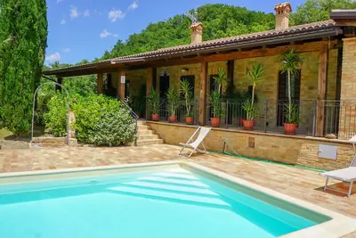 Image de Maison de campagne avec piscine et vue imprenable sur le lac et la montagne