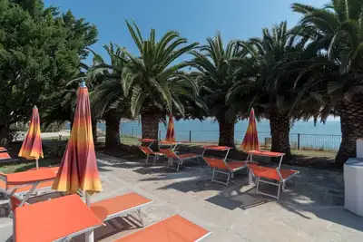 Image de Trois chambres sur deux étages, à 30 mètres de la mer avec solarium et plage inclus