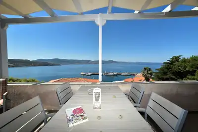 Image de Une spacieuse 2-Niveau 2 Chambres Ville-Home avec vue imprenable sur la mer Egée