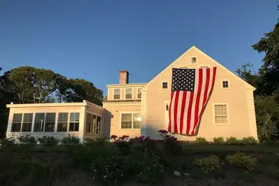 Image de Riverfront Home historique sur la rivière Herring, 1/2 mile de Nantucket Sound