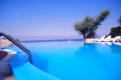 Image de Maison Iris - Appartement trois pièces avec terrasse, piscine face à la mer
