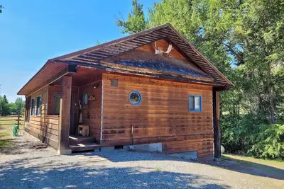 Image de Un virage dans la cabane de la rivière - Directement sur la rivière! 4 miles du centre-ville de Winthrop!