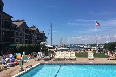 Image de Newport Onshore - Thames St Waterfront! Emplacement central pour les attractions du port.