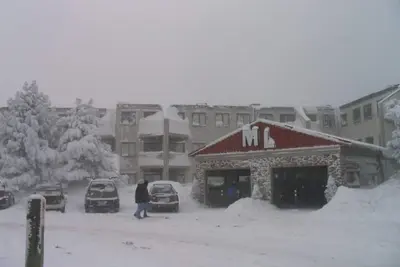 Image de Super emplacement de ski. Skiez à l'intérieur et à l'extérieur des pistes à quelques pas de l'ascenseur Ballhooter. . .
