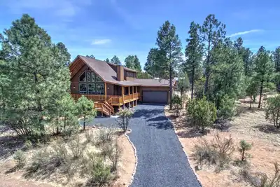 Image de Superbe cabine avec des touches modernes; Vin, café, étoiles, wapiti. Incroyable!