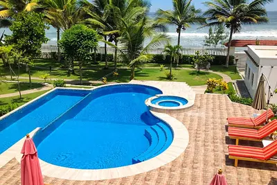 Image de Front de mer, grande piscine, piscine pour la nage en longueur et jacuzzi, barbecue, jardins spectaculaires