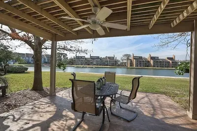Image de Belle et spacieuse maison de ville de luxe surplombant le lac Conroe. 2 suite parentale