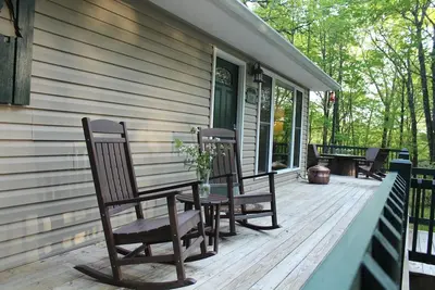 Image de Mignon et confortable cabine minutes de la rue principale