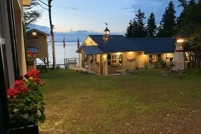 Image de Cottage Oceanfront isolé w / belle plage de verre de mer