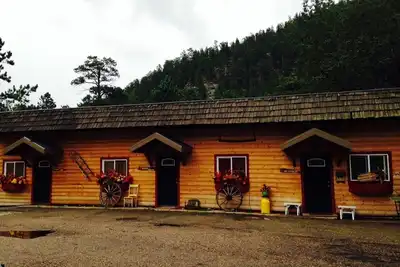 Image de Charme Rustique, bain à remous privé pour 2, rustique pour les hommes, mignon pour les dames!