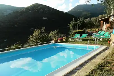 Image de manoir au milieu des oliviers au cœur de la Toscane