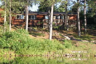 Image de Sweet, confortable retraite du lac rond. Fraîchement rénové. Décoré avec goût.