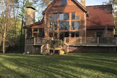 Image de Maison au bord du lac James dans la communauté de Gated Arbors