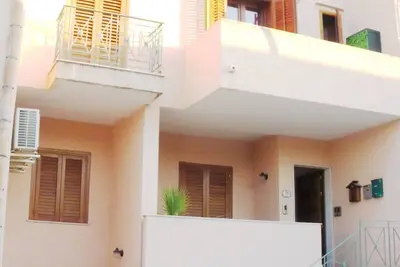 Image de Appartement à 250 mètres de la mer et du centre (1er étage avec terrasse)