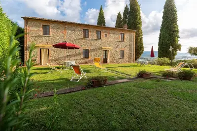Image de Fermes près de Lucques. Bel appartement entre vignes et oliviers avec piscine